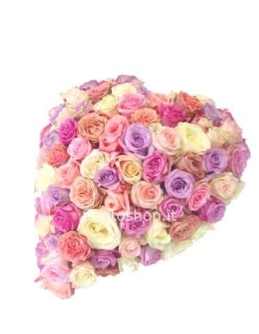 Cuore di rose di colori assortiti