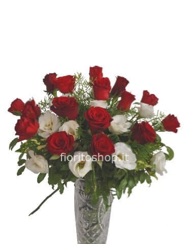 Bouquet di rose rosse e fiori bianchi