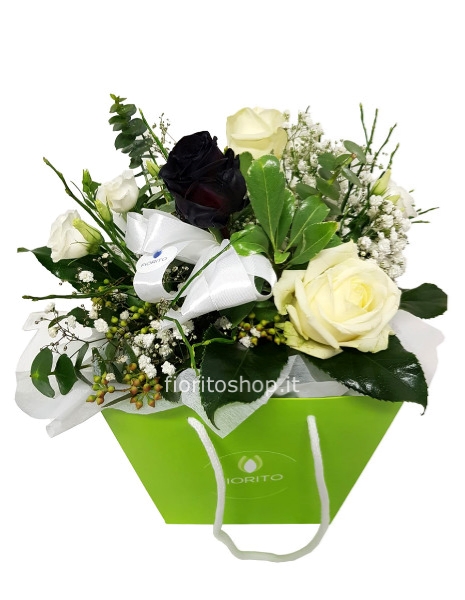 Boule grande con 2 rose bianche e 1 rosa nera