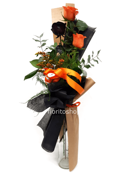 Mazzo di 2 rose arancioni e 1 rosa nera